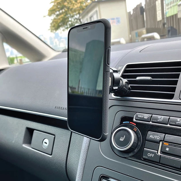 Un support smartphone de voiture à fixer sur les grilles d