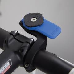 Le support déporté Quad Lock est conçu pour les guidons de vélo